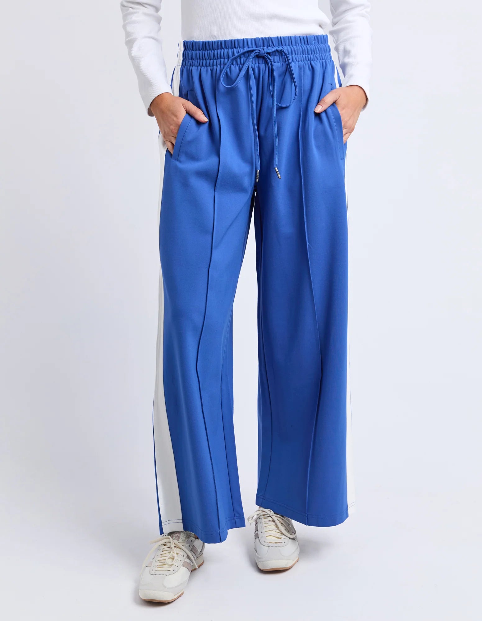 ヴィラ レディース カジュアルパンツ ボトムス Vila flared pants with side split in black